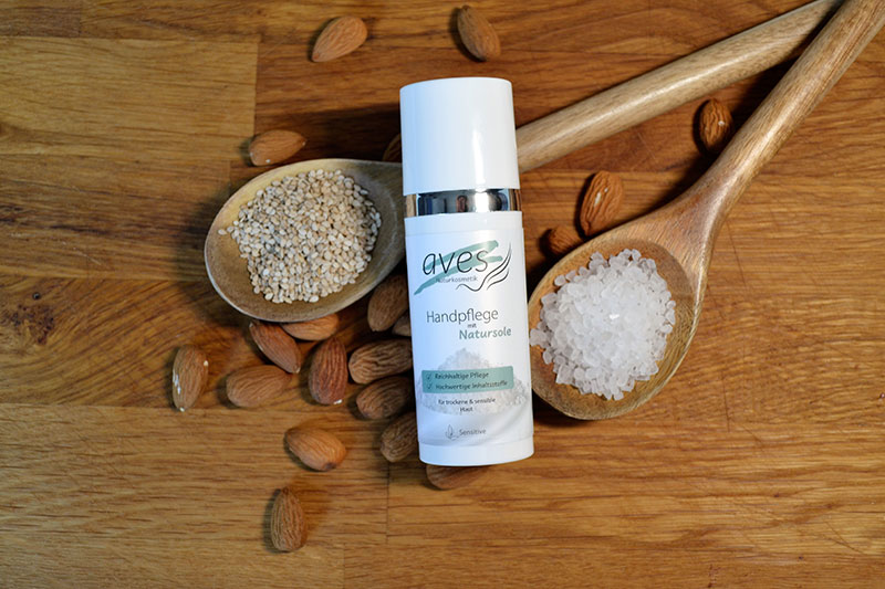 aves creme auf Tisch mit Mandeln, Sesam und Salz